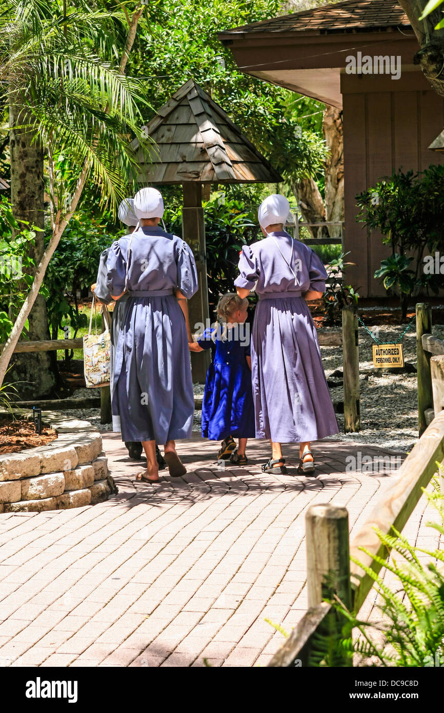 Amische Familie genießen Sie einen Tagesausflug in die Sarasota Jungle Gardens in Florida Stockfoto