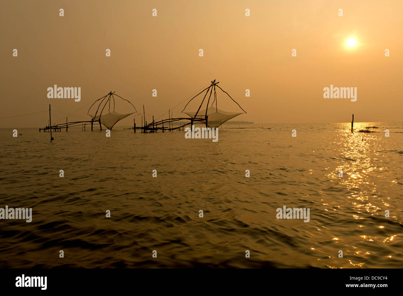 Chinesische Fischernetze bei Sonnenaufgang Stockfoto