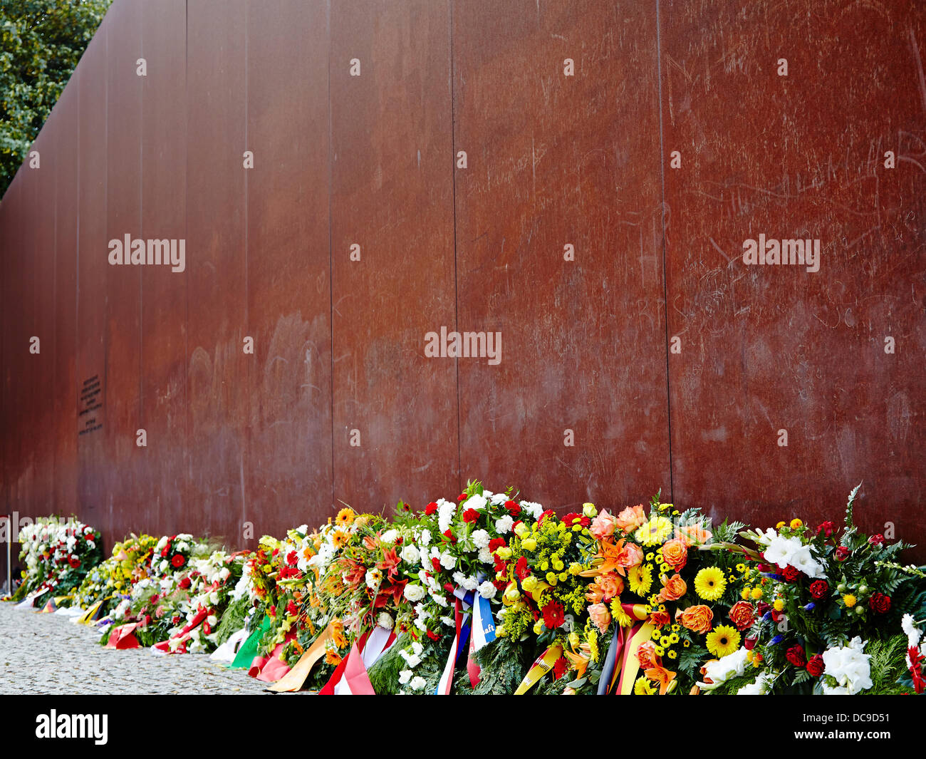 Berlin, Deutschland. 13. August 2013. Anlässlich des Gedenkens der 52. Jahrestag der Berliner Mauer legen der Kulturminister Bernd Neumann und dem Regierenden Bürgermeister von Berlin Klaus Wowereit Kränze an der Berliner Mauer.  Das Gedenken an den 52. Jahrestag des Baus der Berliner Mauer wird gehalten, um die Erinnerung der deutschen Teilung und ihre Opfer wach zu halten. / Bild: Blumen an der Berliner Mauer zum Gedenken an den 52. Jahrestag der Berliner Mauer in Berlin. Bildnachweis: Reynaldo Chaib Paganelli/Alamy Live-Nachrichten Stockfoto