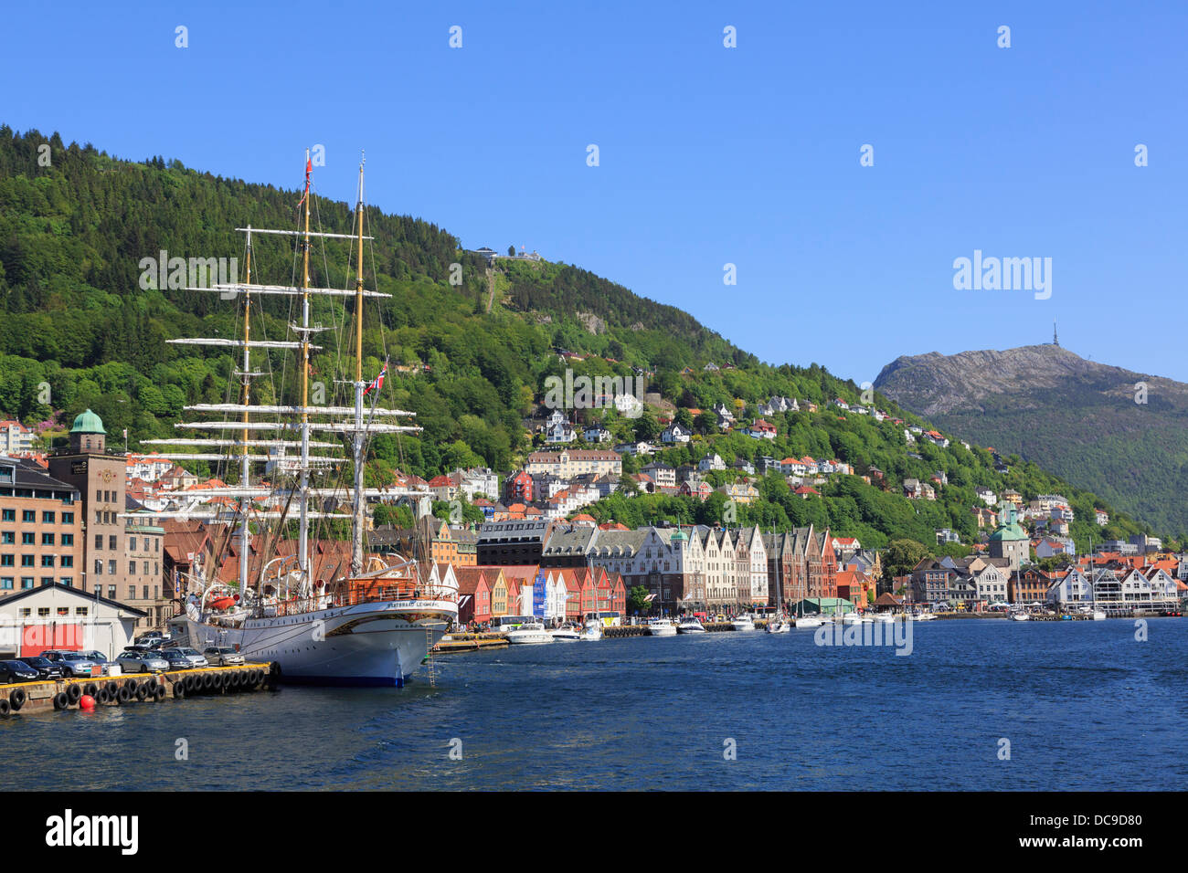 Dreimaster Bark getakelt Training Großsegler vor Statsraad Lehmkuhl Bryggen Wharf im Hafen Vågen, Bergen, Norwegen Anker Stockfoto