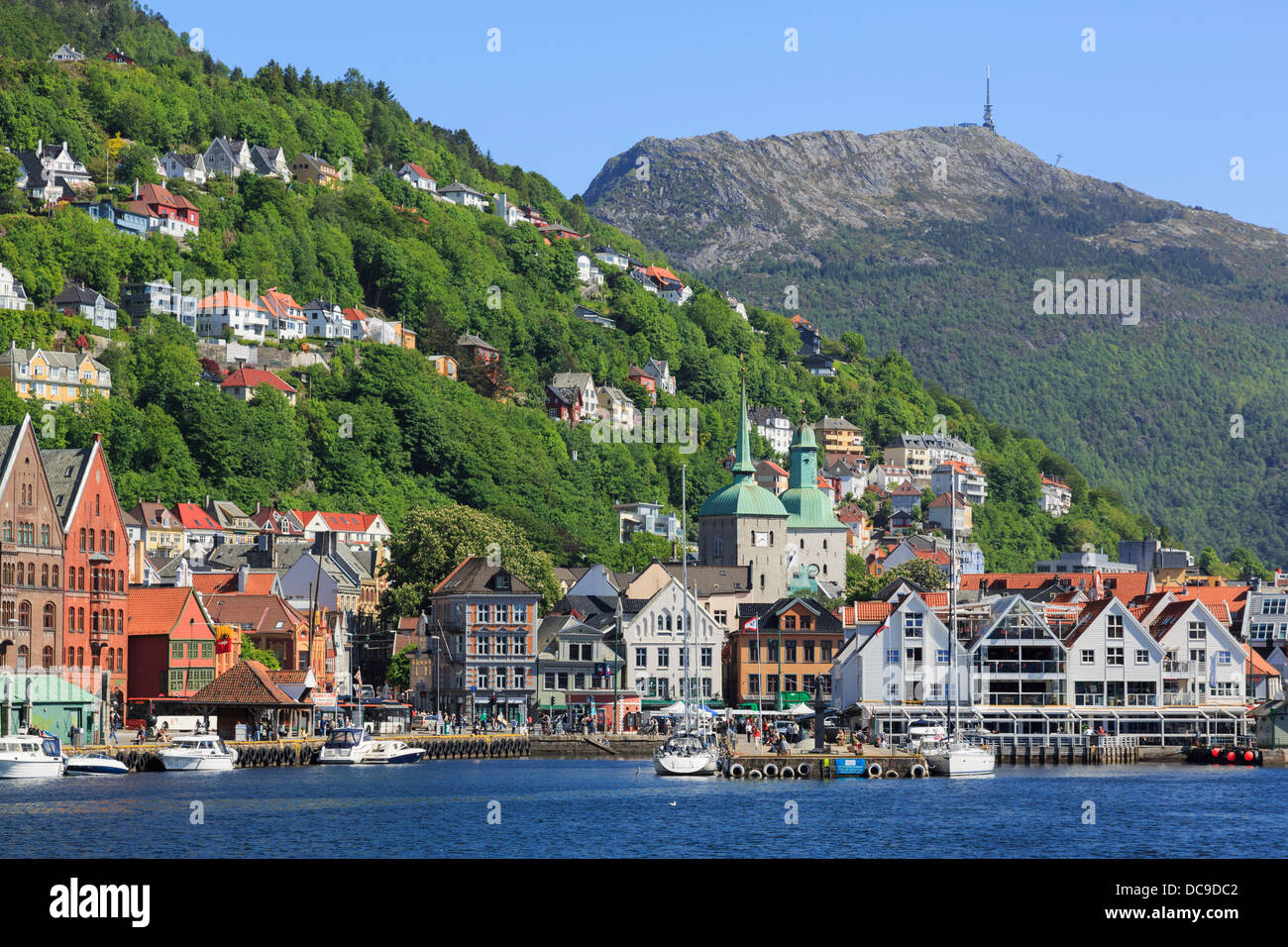 Offshore-Blick über Hafen Vågen Torget Wasser und Berg Ulriken über historische Stadt Bergen in Norwegen, Scandinavia Stockfoto