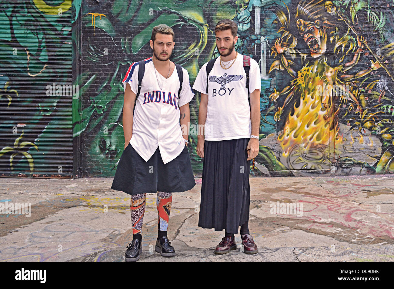 2 junge Männer in Röcken, fotografiert vor einem Graffiti Hintergrund bei 5 Pointz in Long Island City, Queens, New York Stockfoto