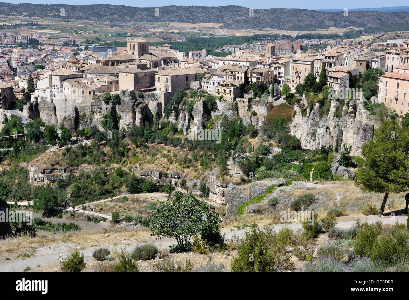 Altstadt von Cuenca, Spanien mit Bäume, Berge und schöne Natur rund um Stockfoto