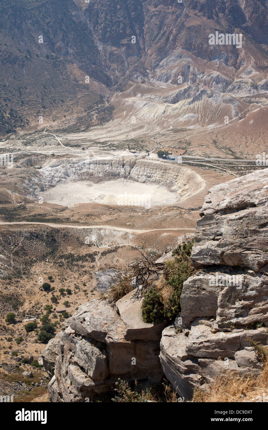 Stephanos Vulkan auf Nisyros wie aus dem Dorf Nikia, Griechenland gesehen Stockfoto