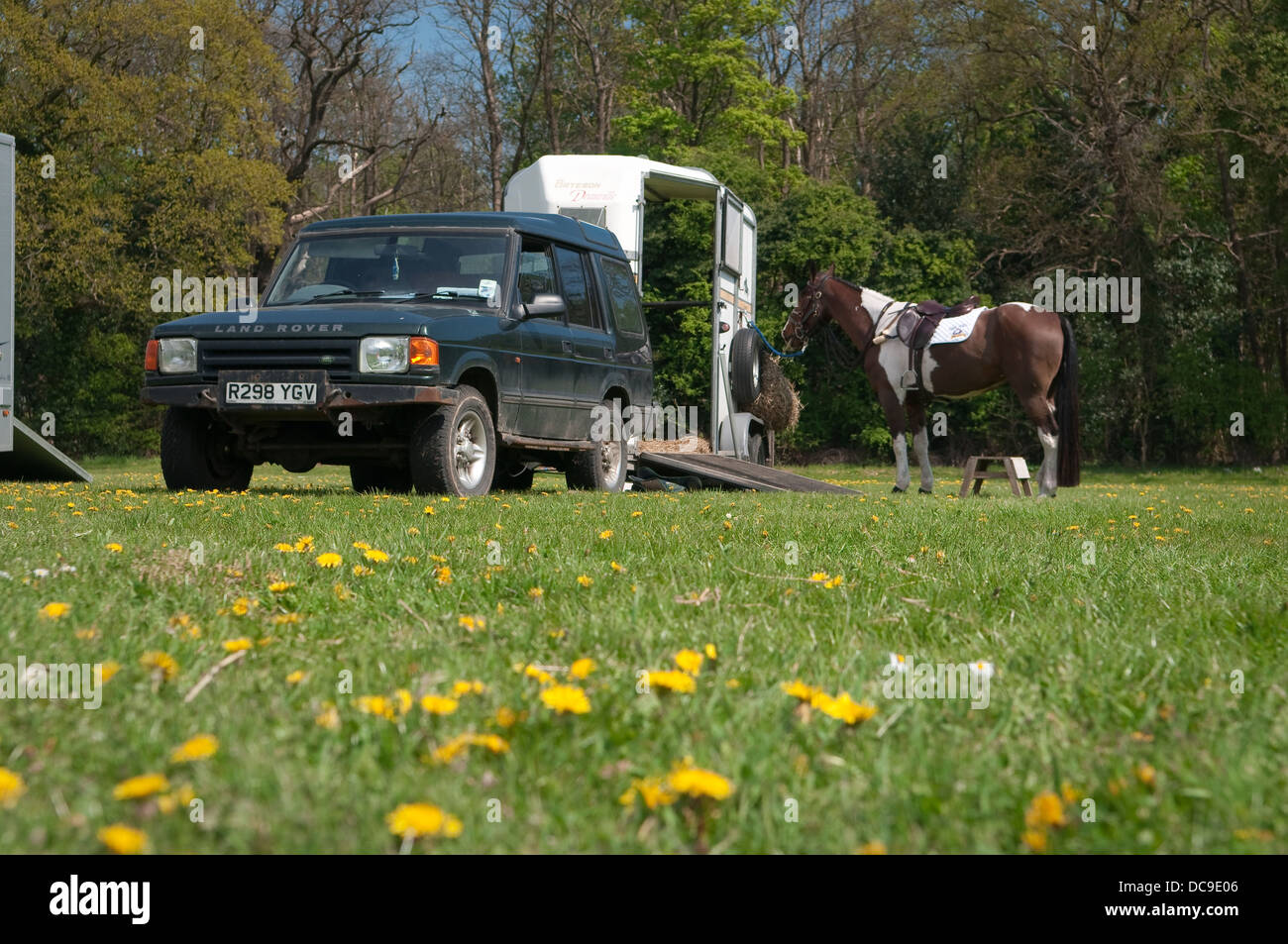 Land Rover Discovery mit Pferdeanhänger in Suffolk Horse Show, Showgrounds in Ipswich, Suffolk, UK. Stockfoto