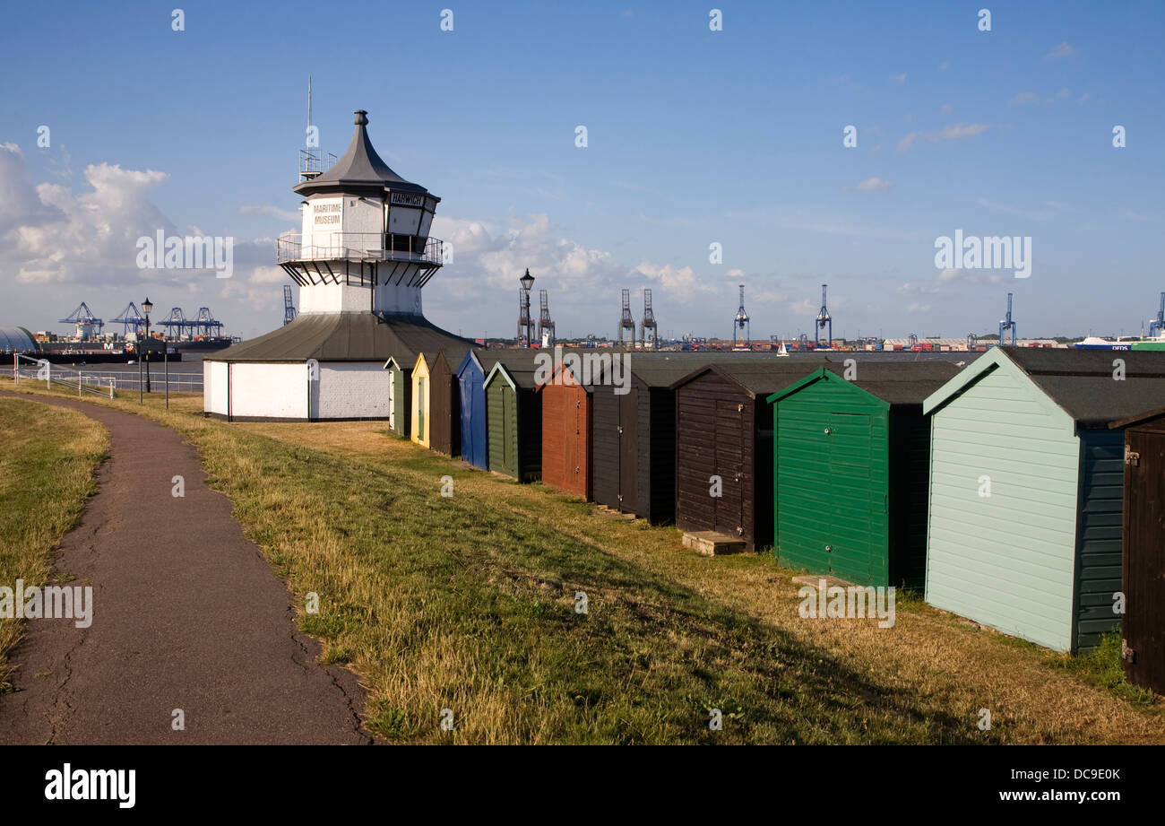 Bunte Meer Strandhütten und niedrigen Leuchtturm maritime Museum Harwich Essex England Stockfoto