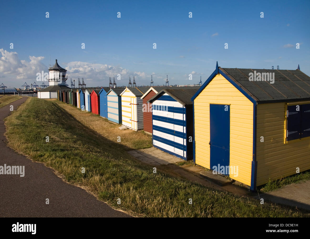 Bunte Meer Strandhütten und niedrigen Leuchtturm maritime Museum Harwich Essex England Stockfoto