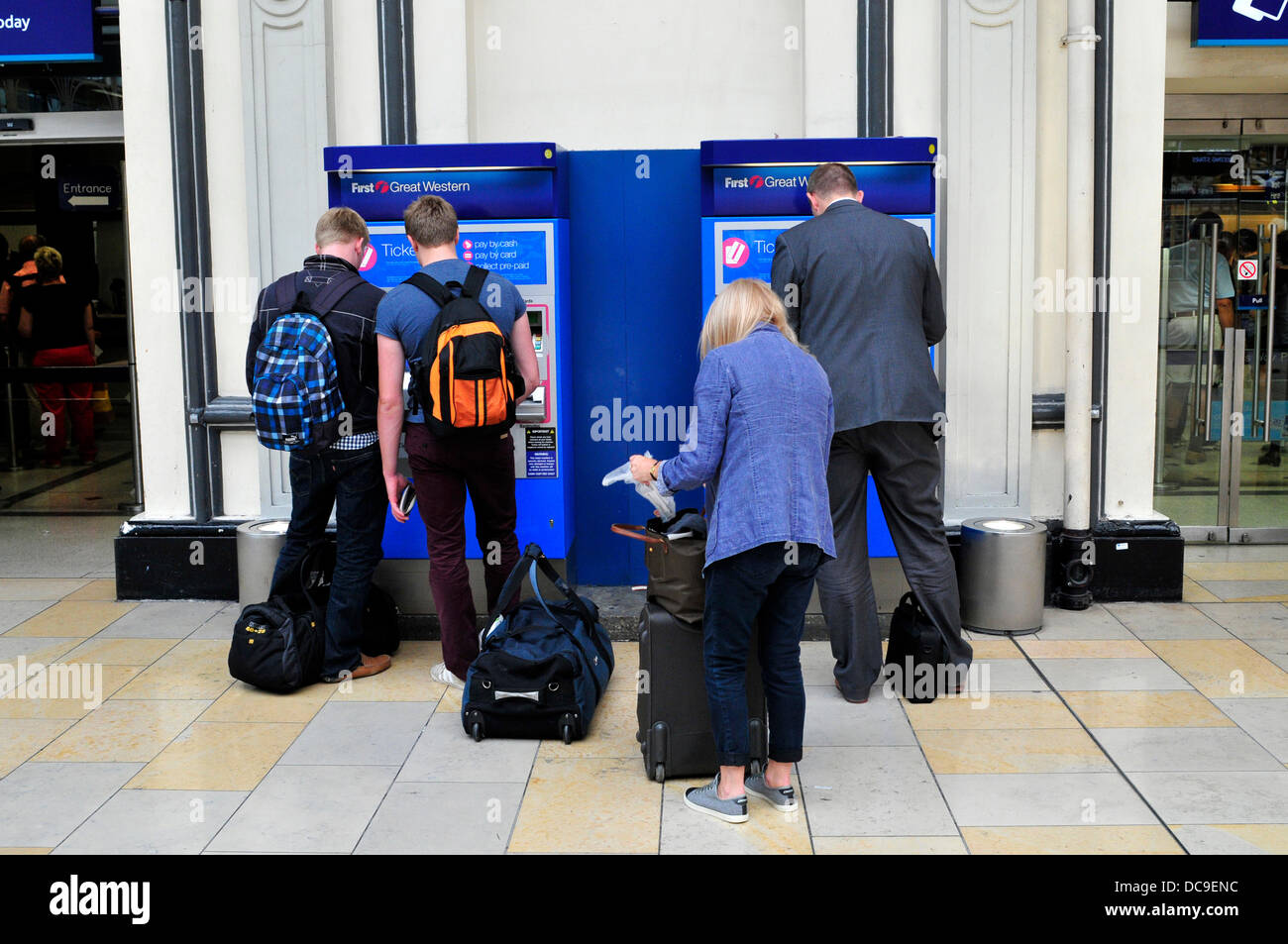 Fahrgäste der Kauf von Tickets aus dem Automaten Automaten, Paddington Station, London Stockfoto