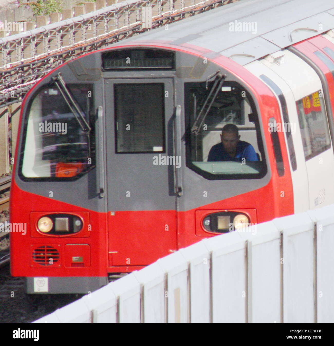 London Underground "Tube" Lokführer auf der Jubilee Line Stockfoto