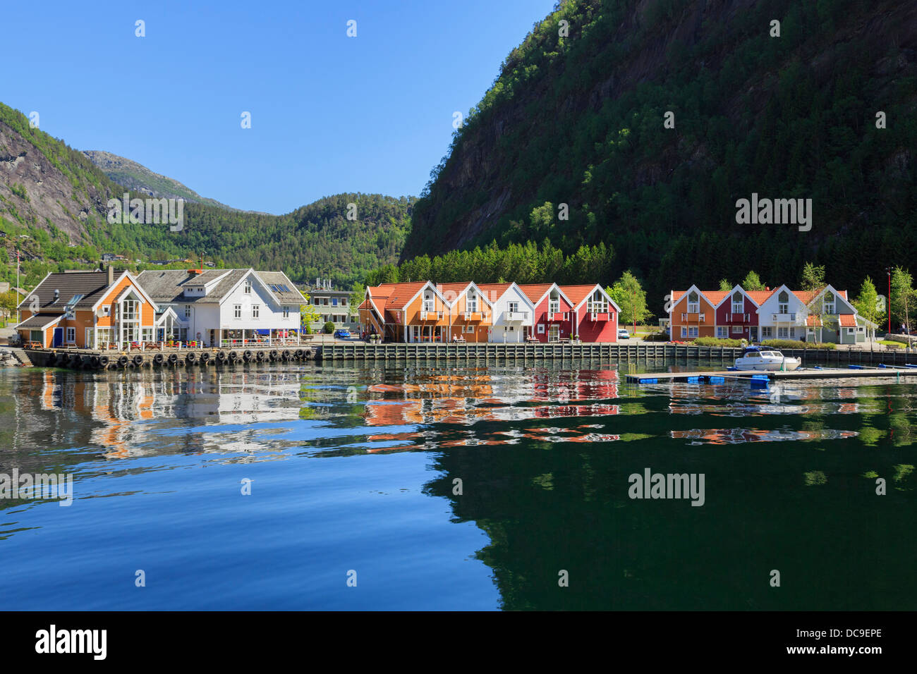 Blick entlang Mofjorden, bunten Gebäude spiegelt sich im Wasser im Dorf von Mo Komm, Modalen, Hordaland, Norwegen, Skandinavien Stockfoto