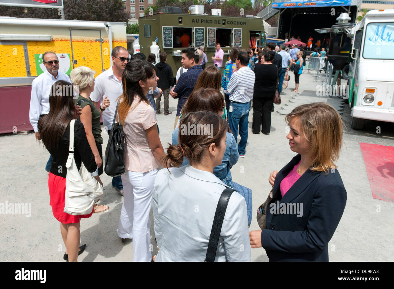 Menschen Line-up an einem mobilen Lebensmittel Lieferanten, Montreal. Stockfoto