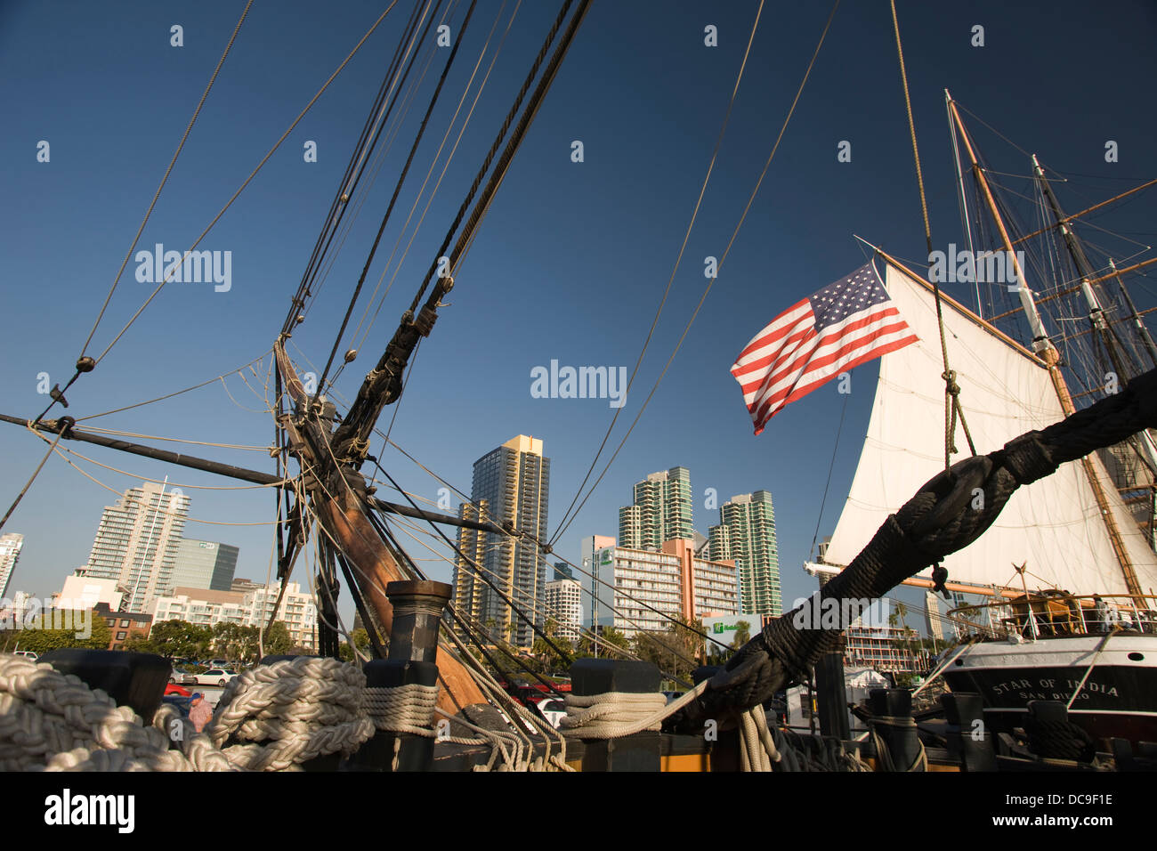 HMS SURPRISE REPLICA KÖNIGLICHE MARINE FREGATTE SCHIFFFAHRTSMUSEUM SKYLINE VON DOWNTOWN SAN DIEGO KALIFORNIEN USA Stockfoto