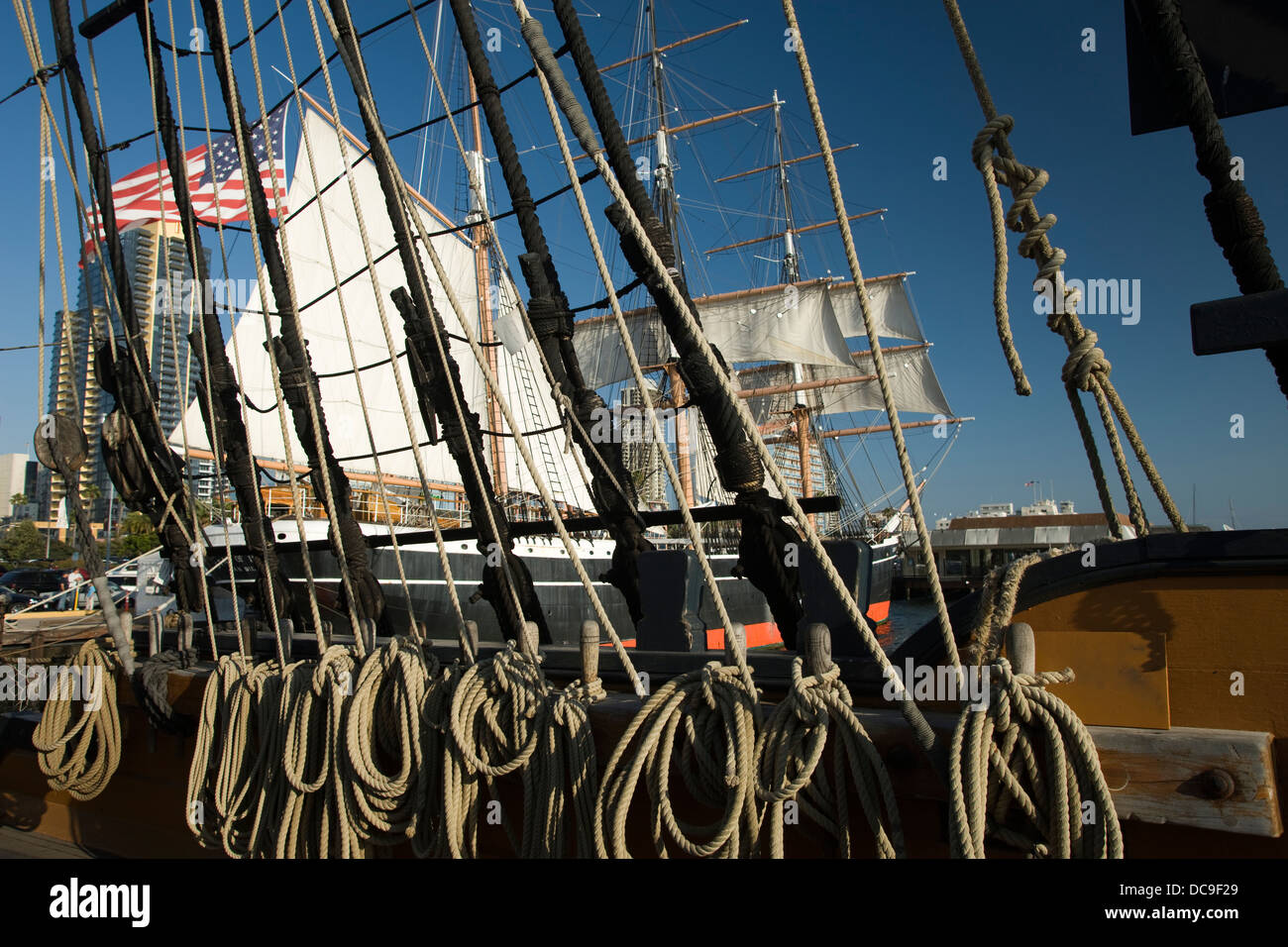 HMS SURPRISE REPLICA KÖNIGLICHE MARINE FREGATTE SCHIFFFAHRTSMUSEUM SKYLINE VON DOWNTOWN SAN DIEGO KALIFORNIEN USA Stockfoto