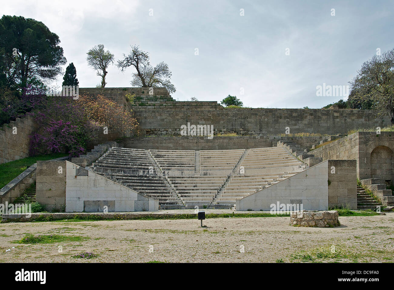 Das antike Theater (restaurierte) in Rhodos, Akropolis, Griechenland. Stockfoto