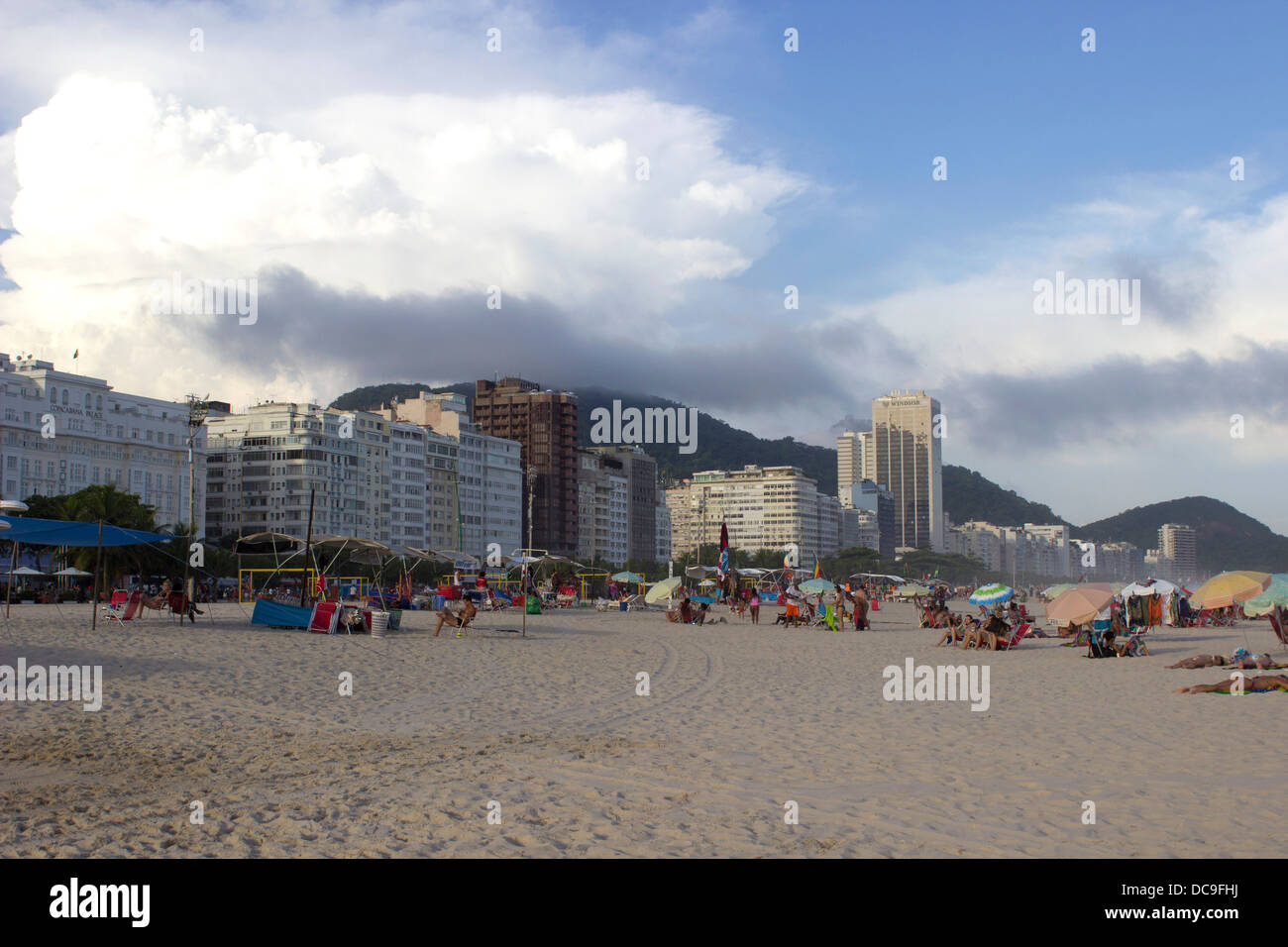 Copacabana-Strand in der Abenddämmerung, Rio De Janeiro, Brasilien. Stockfoto