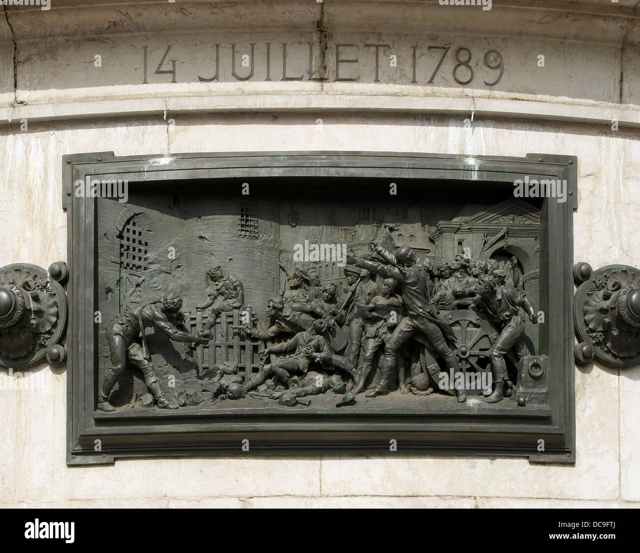 Die Storming der Bastille, 14. Juli 1789. Bronze-Relief am "Denkmal für die Republik", Place De La République, Paris Stockfoto