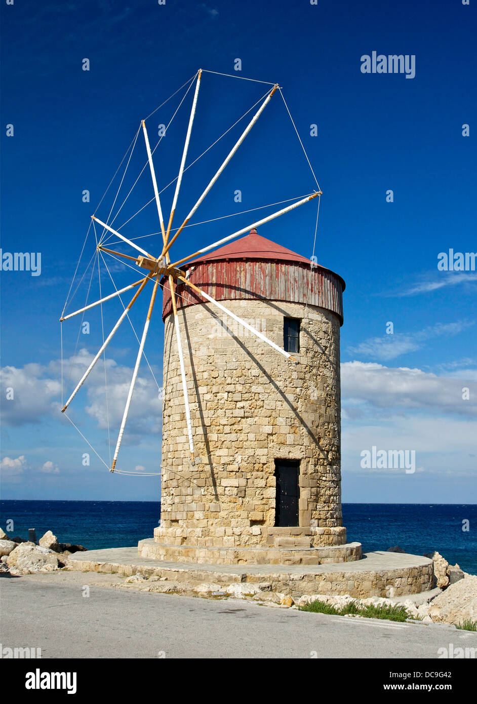 Windmühle (14. Jahrhundert, restauriert) am Hafen von Rhodos, Griechenland. Stockfoto