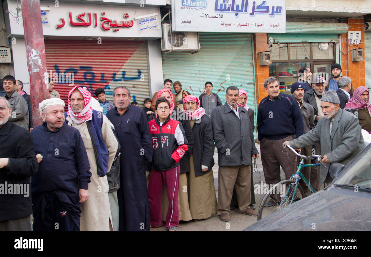 Menschen warten in der Schlange für Brot in Aleppo, Syrien. Stockfoto
