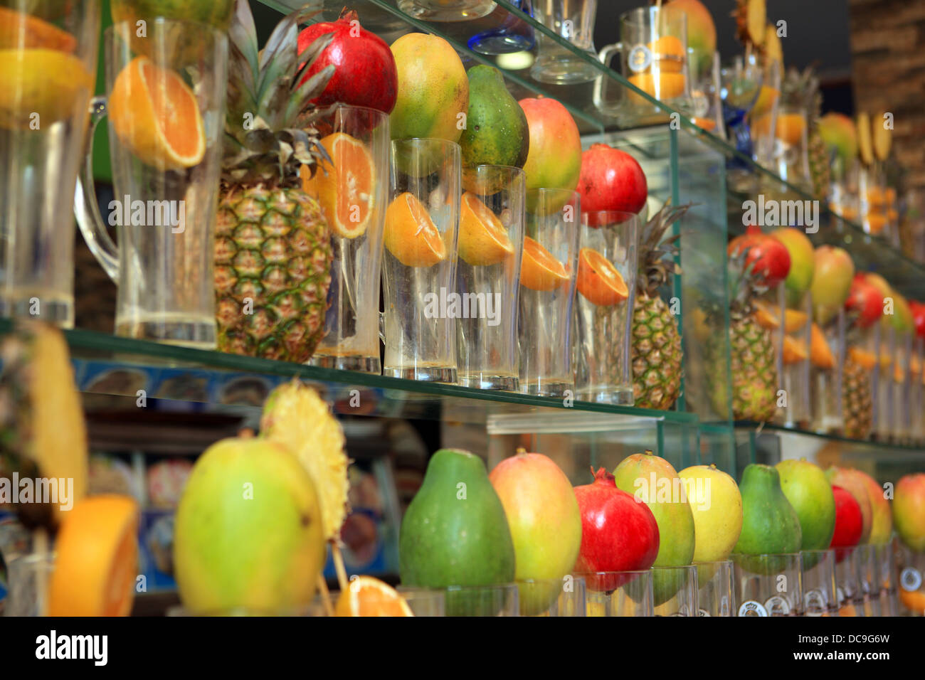 Bunte Früchte auf dem Display an eine Frucht-Saft-Bar in Korfu-Stadt ...