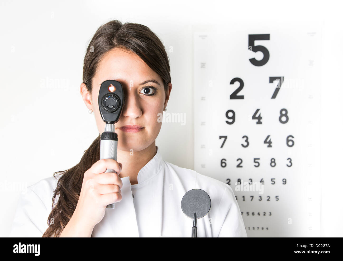 Junge Augen Arzt W25 mit Ophthalmoskop Stockfoto