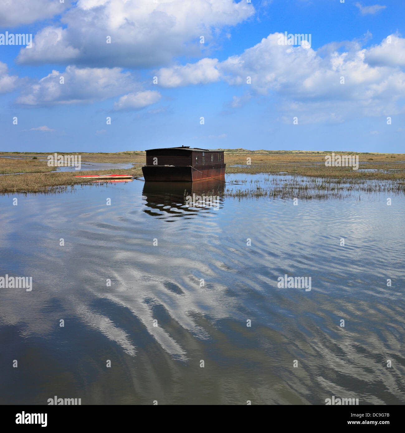 Am alten Hausboot Boot am Burnham Deepdale an der North Norfolk-Küste. Stockfoto