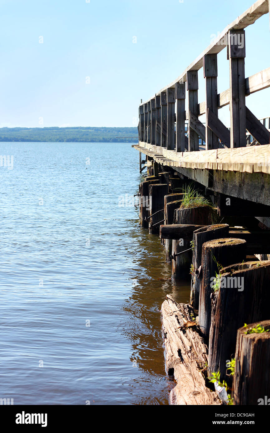 eine alte hölzerne Pier ragt in das schöne glitzernde Wasser des Lake Superior Stockfoto