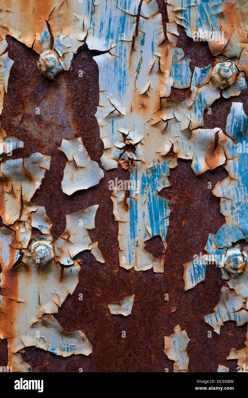 Abblätternde Farbe auf Rusty Stahl Stockfoto