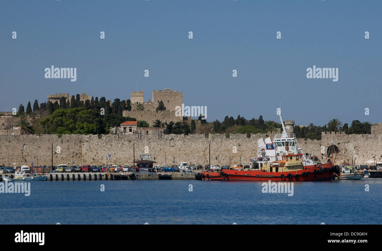 Der Palast des Großmeisters der Ritter von Rhodos, die Wände der alten Stadt und ein Schlepper im Hafen von Rhodos, isl Stockfoto