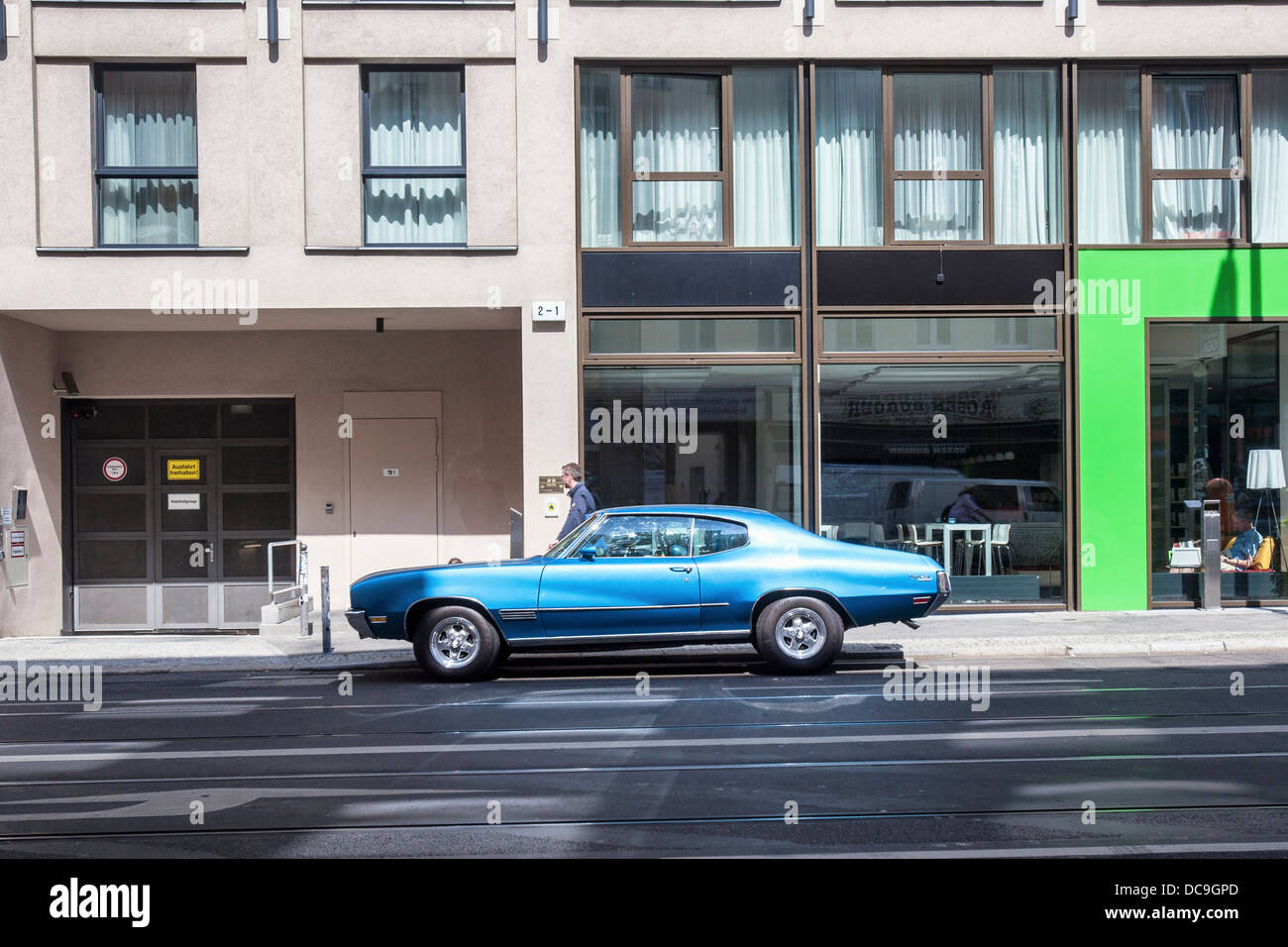 Blauen Buick Skylark geparkt in Astreet in Berlin-Mitte Stockfoto