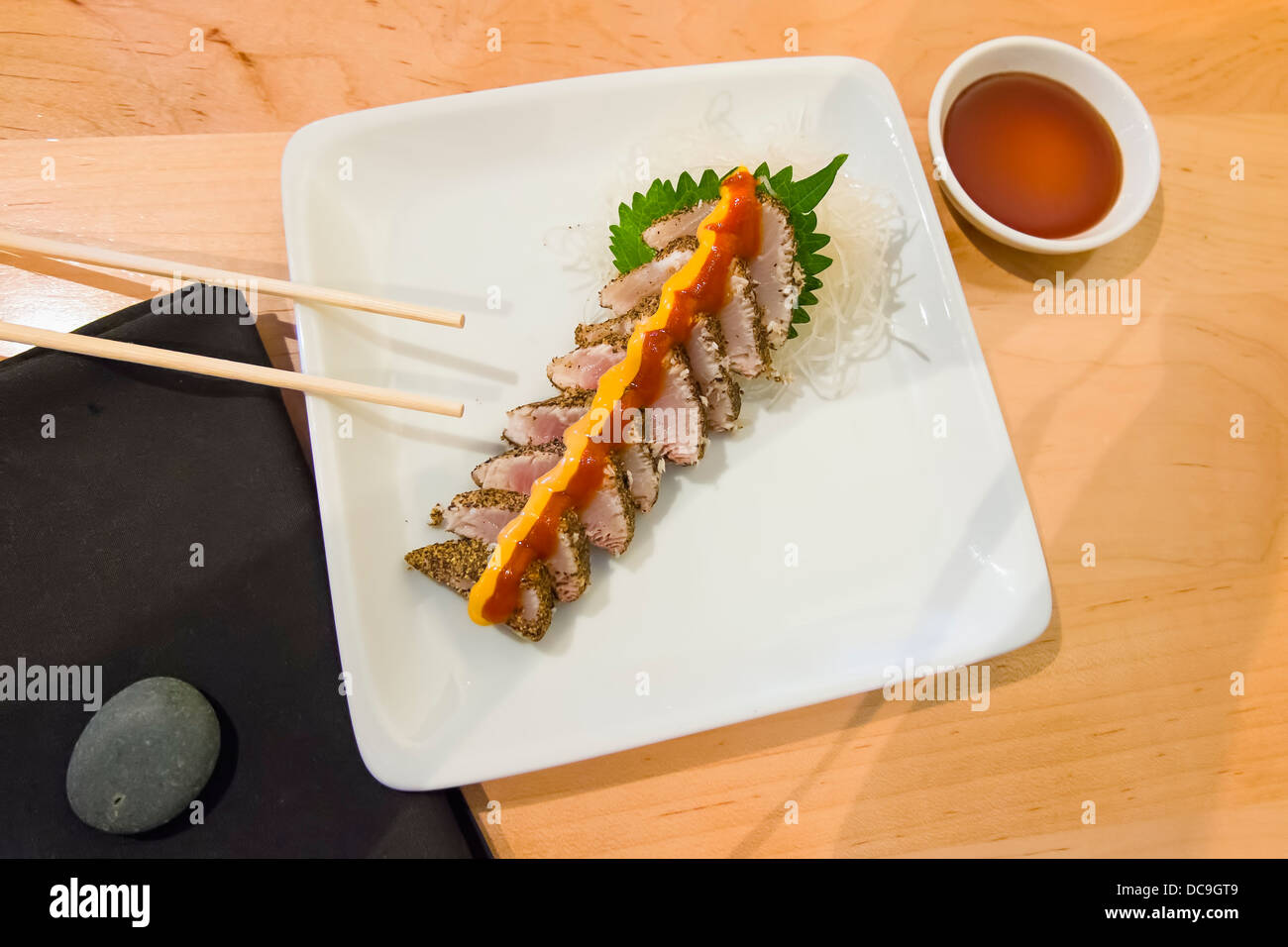 Japanische Meeresfrüchte-Platte - eingebrannt und Pfeffer Kruste Yellowtail Fisch Filet Scheiben Stockfoto