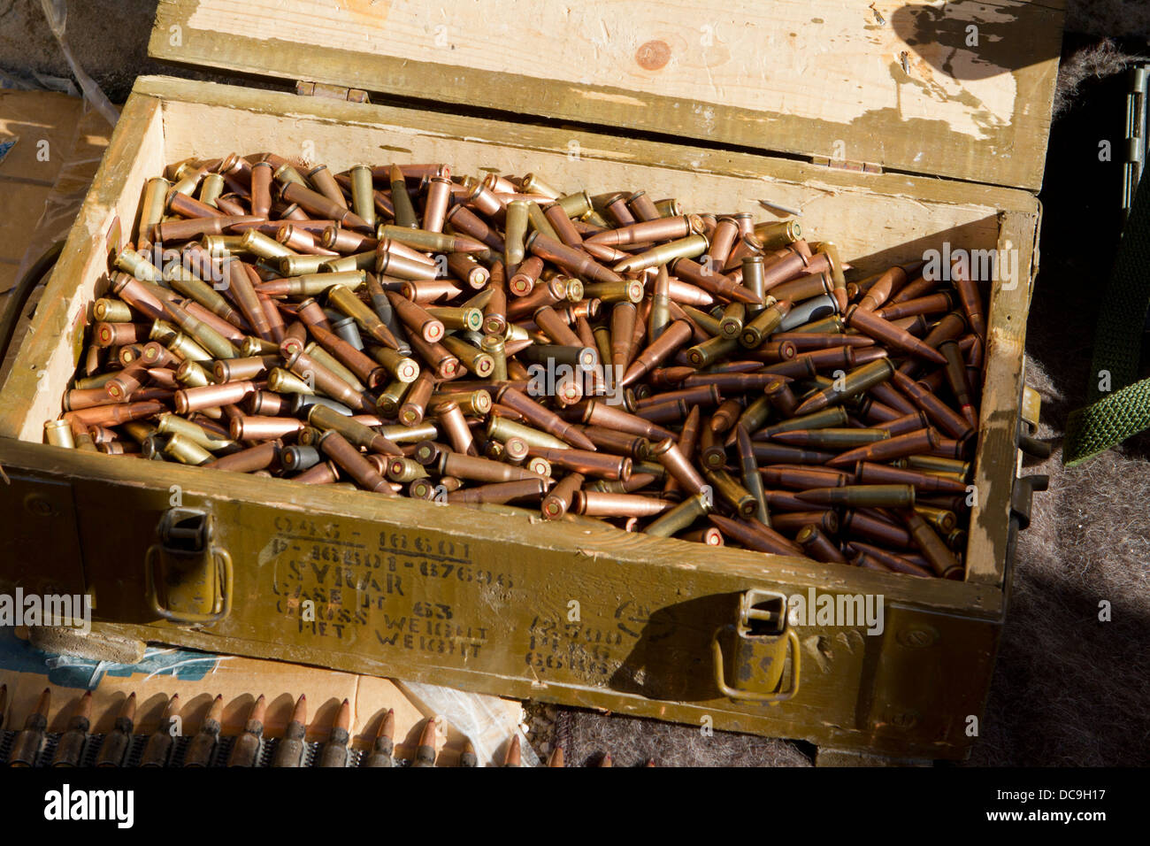 Ein Feld von Gewehrmunition in einem freien Armee-Camp in Syrien. Stockfoto