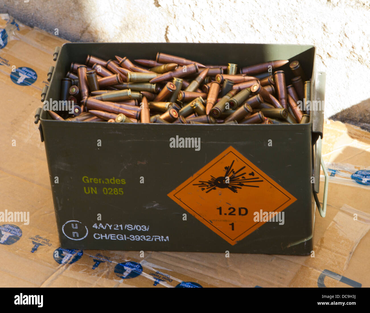 Ein Feld von Gewehrmunition in einem freien Armee-Camp in Syrien. Stockfoto