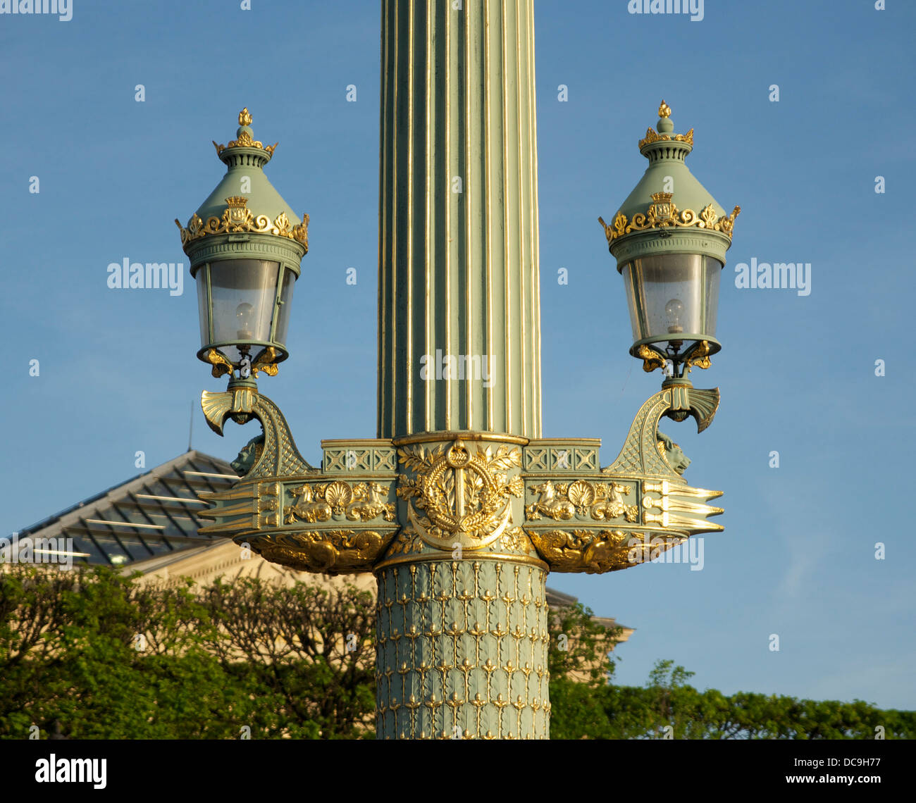 Detail einer rostral Spalte mit Laternen, Place De La Concorde in Paris Stockfoto
