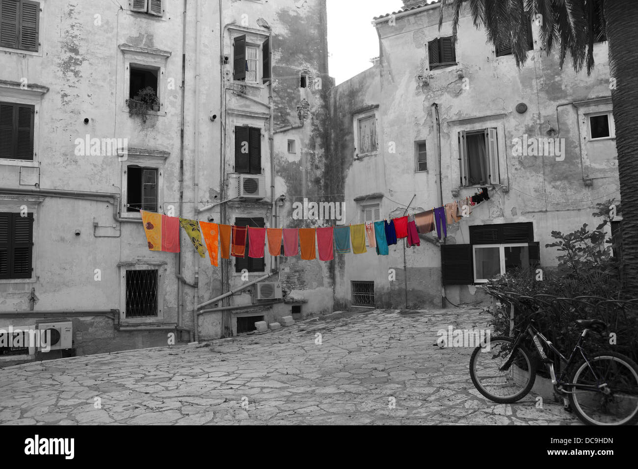 Bunte Wäsche hängt eine Wäscheleine auf einer schwarz-weiß Fotografie von den Seitenstraßen in Korfu-Stadt in Griechenland Stockfoto
