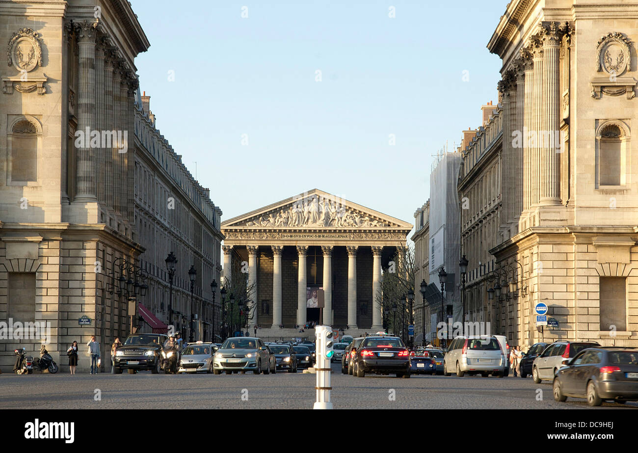 Rue Royale, von Place De La Concorde. Eglise De La Madeleine im Hintergrund. Stockfoto