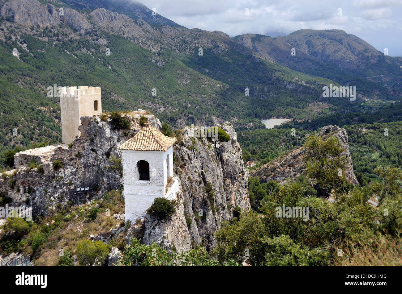 Guadalest ist ein kleines Dorf, berühmt für seine Burg und Glockenturm. Es ist eines der meist besuchten Orte an der Costa Blanc Stockfoto