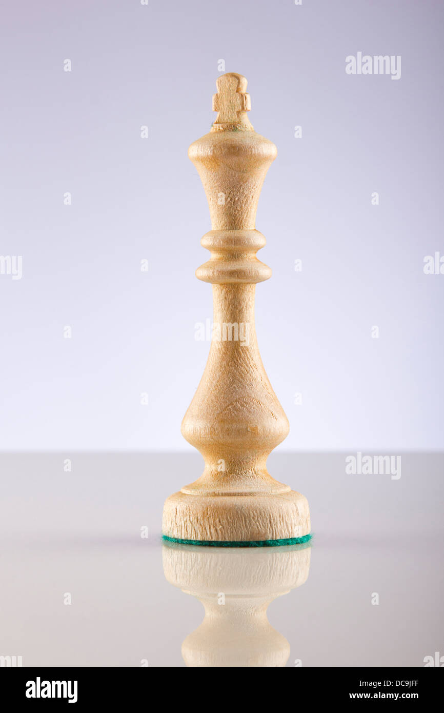Einzigen hölzernen Schachkönig Stockfoto