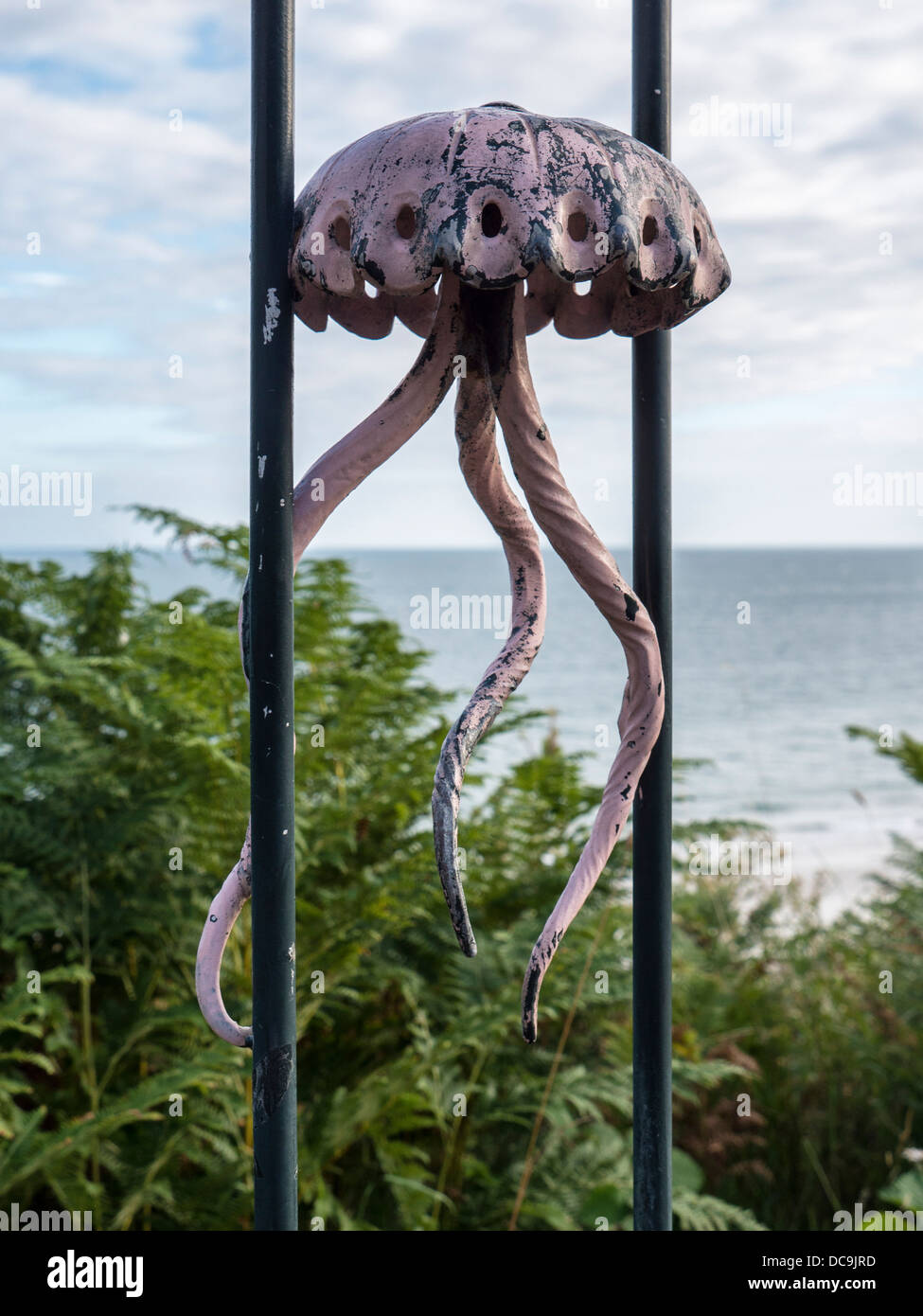 Metall-dekorative Quallen auf dekorativen Eisenzaun vor der Klippe - Bournemouth, Dorset Stockfoto
