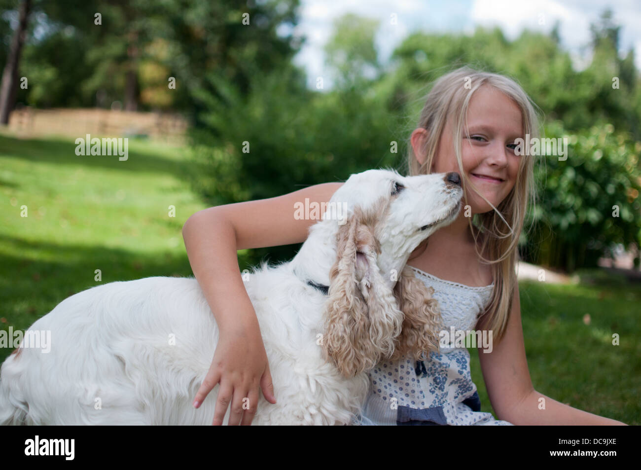 Mädchen mit Hund. Stockfoto