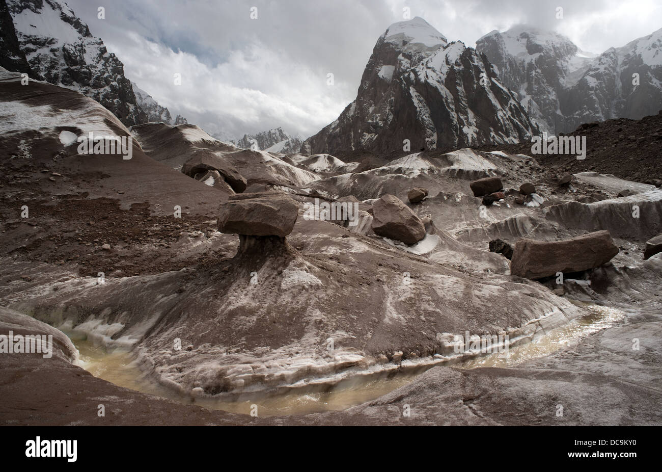 Landschaft von Schnee und Sonne gemacht. fersmana Gletscher. westlichen kokshaal - zu bergen. Kirgisistan. Asien Stockfoto