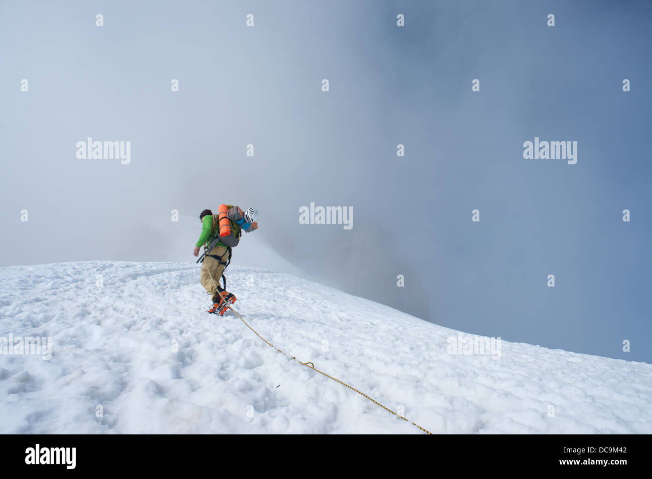 Geringe Aussicht auf Alpinisten während der alpinen Aufstieg du midi Cable Car Station von Vallee Blanche in clowdy Bedingungen zu Aiguille. Rhône-Alpes, Frankreich. Stockfoto