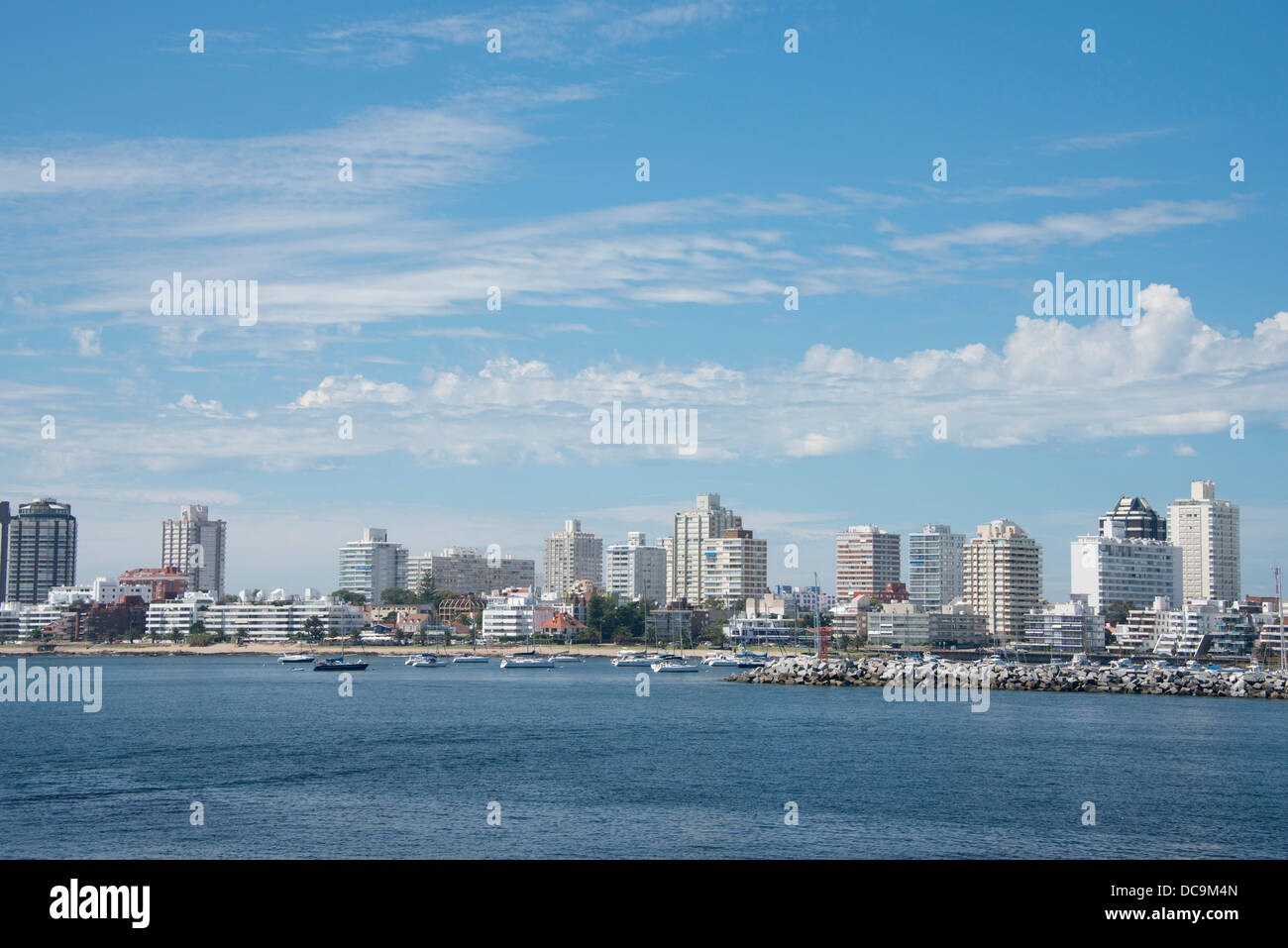 Uruguay, Punta del Este. Rio De La Plate (Fluss)-Skyline-Blick auf das Küstengebiet des beliebten Ferienort Stadt von Punta del Este. Stockfoto