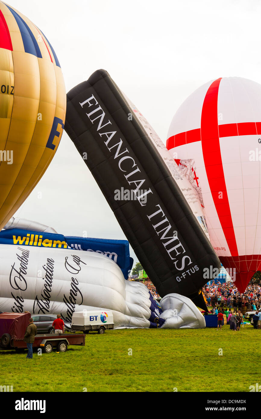 Bristol, UK, 10. August 2013, Financial Times Ballon aufbläst und bereitet für Lift off am 35. Bristol Balloon Fiesta Stockfoto