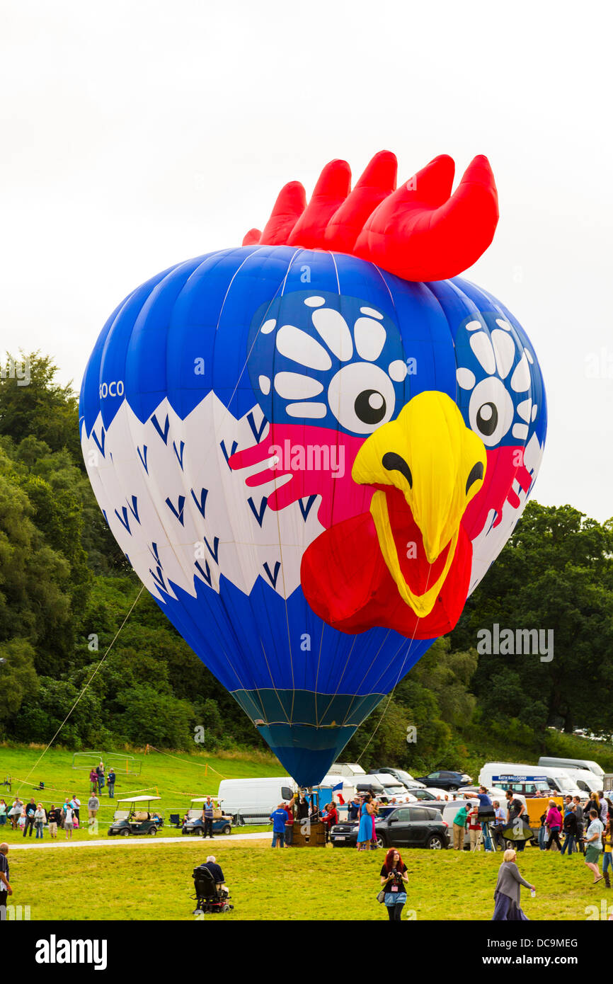 Bristol, UK, 10. August 2013, eine Auswahl an Ballons aufblasen und bereiten für Lift off zu 35. Bristol Balloon Fiesta Stockfoto