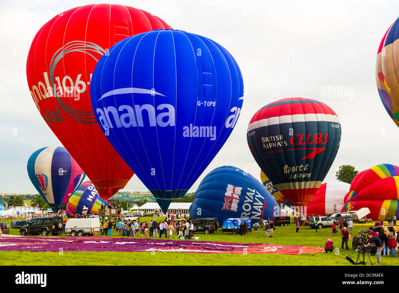 Bristol, UK, 10. August 2013, eine Auswahl an Ballons aufblasen und bereiten für Lift off zu 35. Bristol Balloon Fiesta Stockfoto