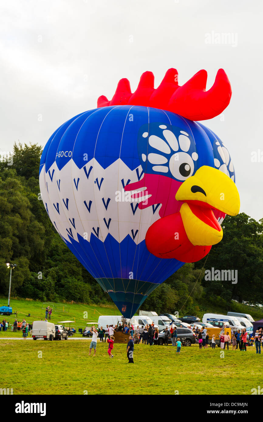 Bristol, UK, 10. August 2013, eine Auswahl an Ballons aufblasen und bereiten für Lift off zu 35. Bristol Balloon Fiesta Stockfoto