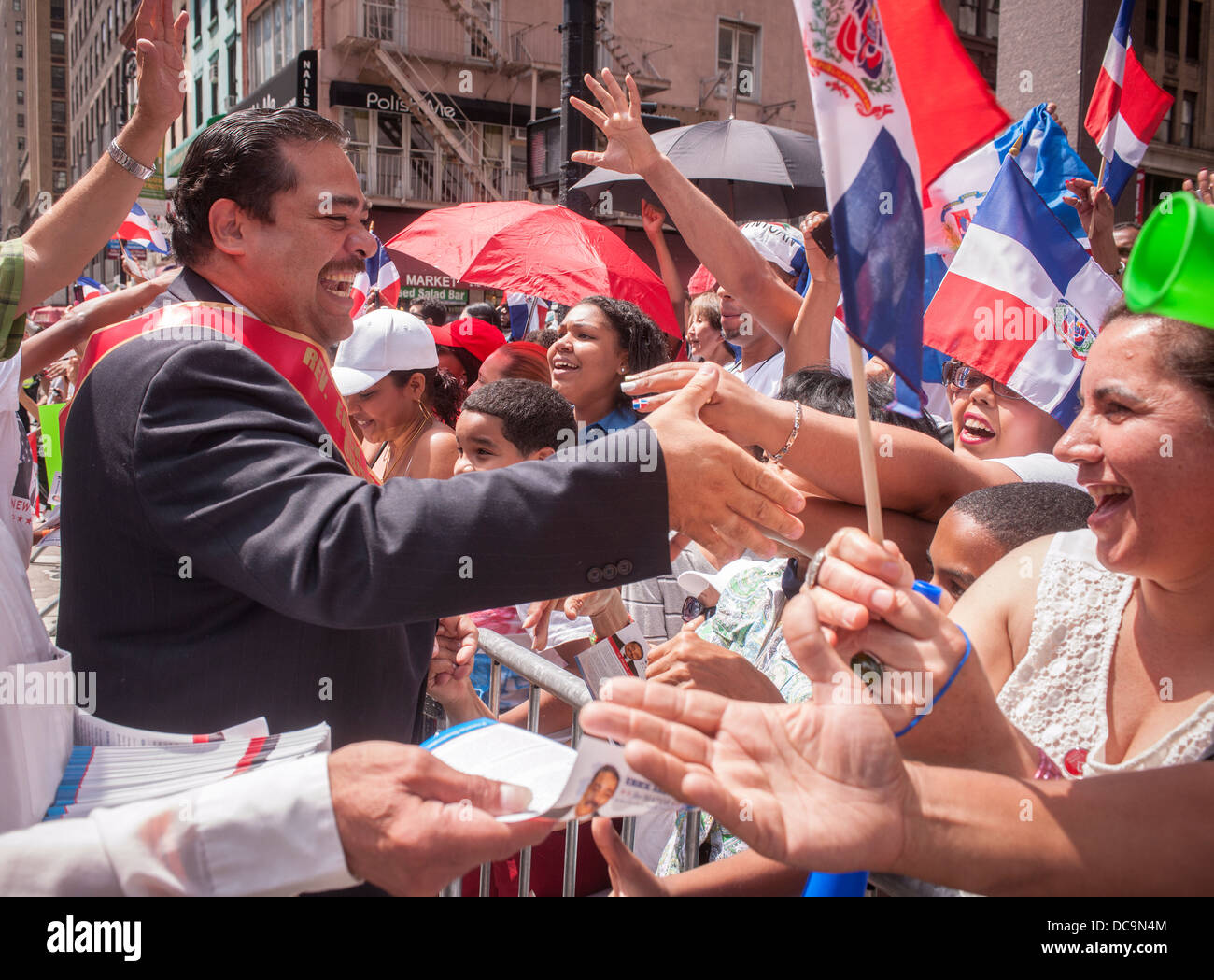 NYC Bürgermeisterkandidat, Pfr. Erick Salgado Kampagnen in der Dominikanischen Day Parade in New York Stockfoto