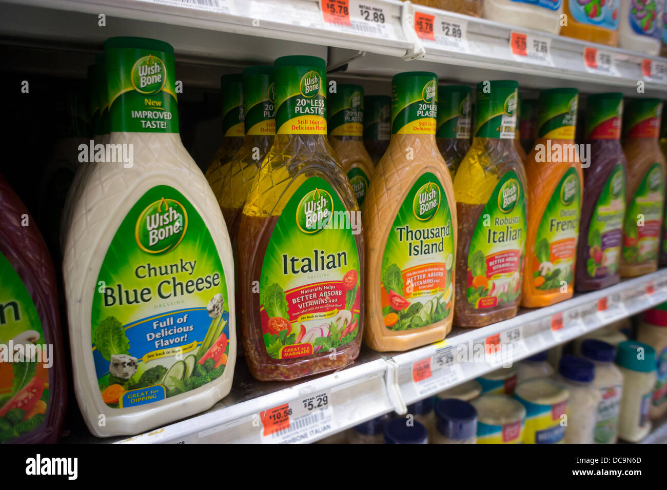 Wish-Bone-Salat-Dressing Flaschen sind auf einem Supermarktregal in New York gesehen. Stockfoto