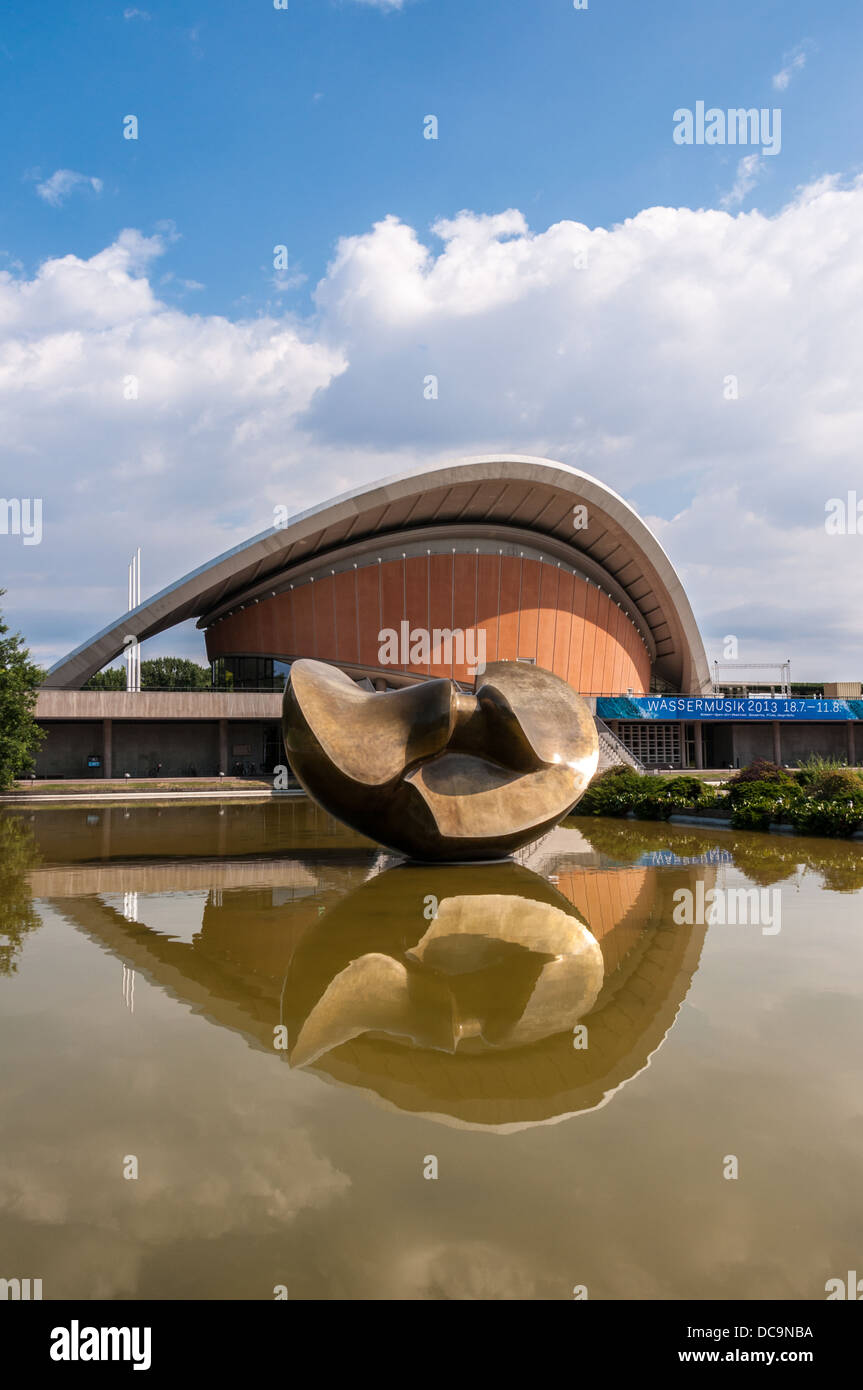 Haus der Kulturen der Welt, Haus der Kulturen der Welt, Schwangere Auster, Skulptur, großer Schmetterling, Henry Moore, Berlin Deutschland Stockfoto