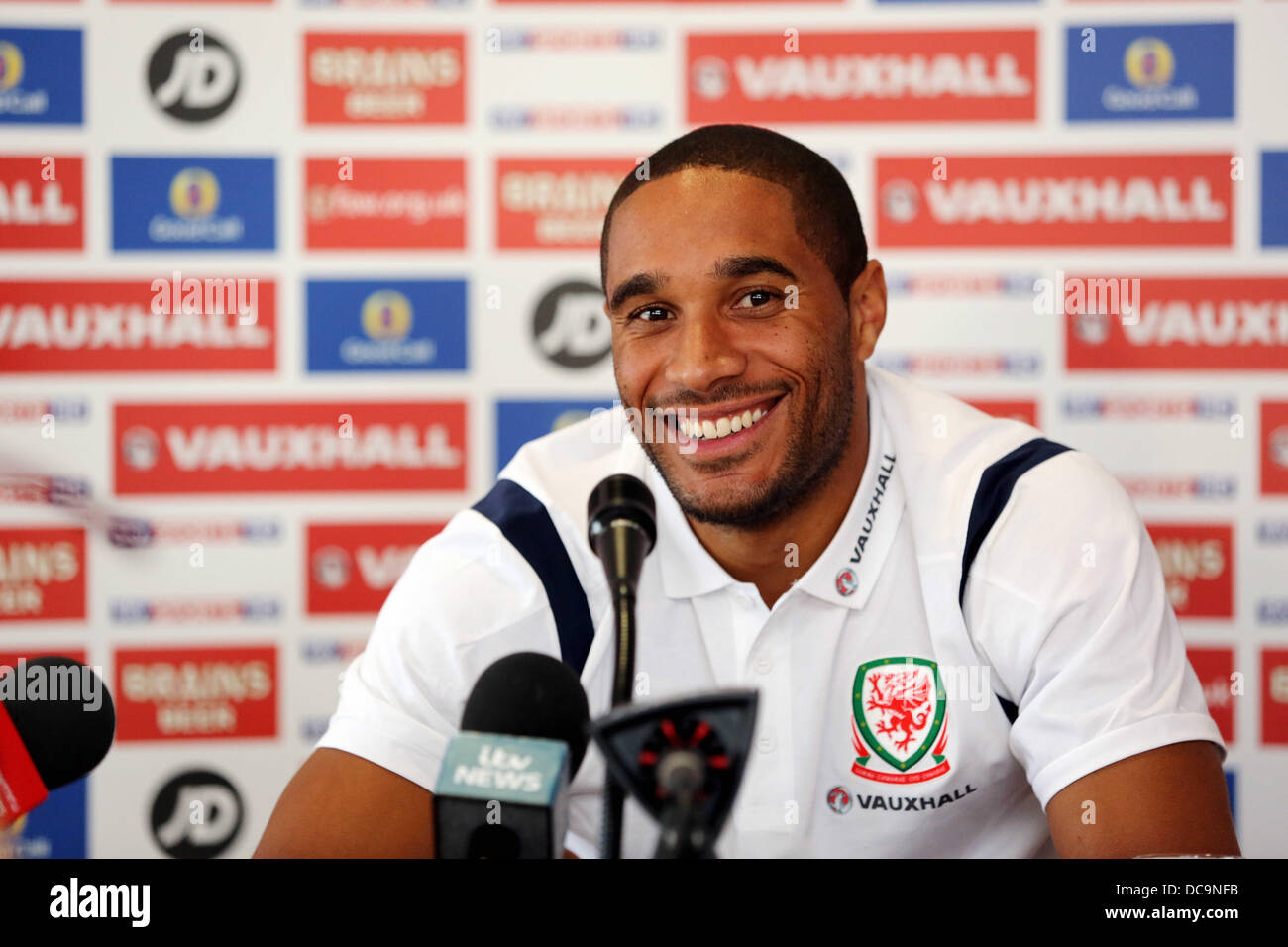 Cardiff, UK. Dienstag, 13. August 2013 im Bild: Team Kapitän Ashley Williams. Re: Football Association of Wales Pressekonferenz vor Wales internationale Freundschaftsspiel gegen Nordirland am St Davids Hotel, Cardiff, Südwales, UK. Bildnachweis: D Legakis/Alamy Live-Nachrichten Stockfoto